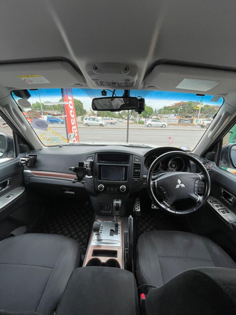 Mitsubishi Pajero 2012 - Front View